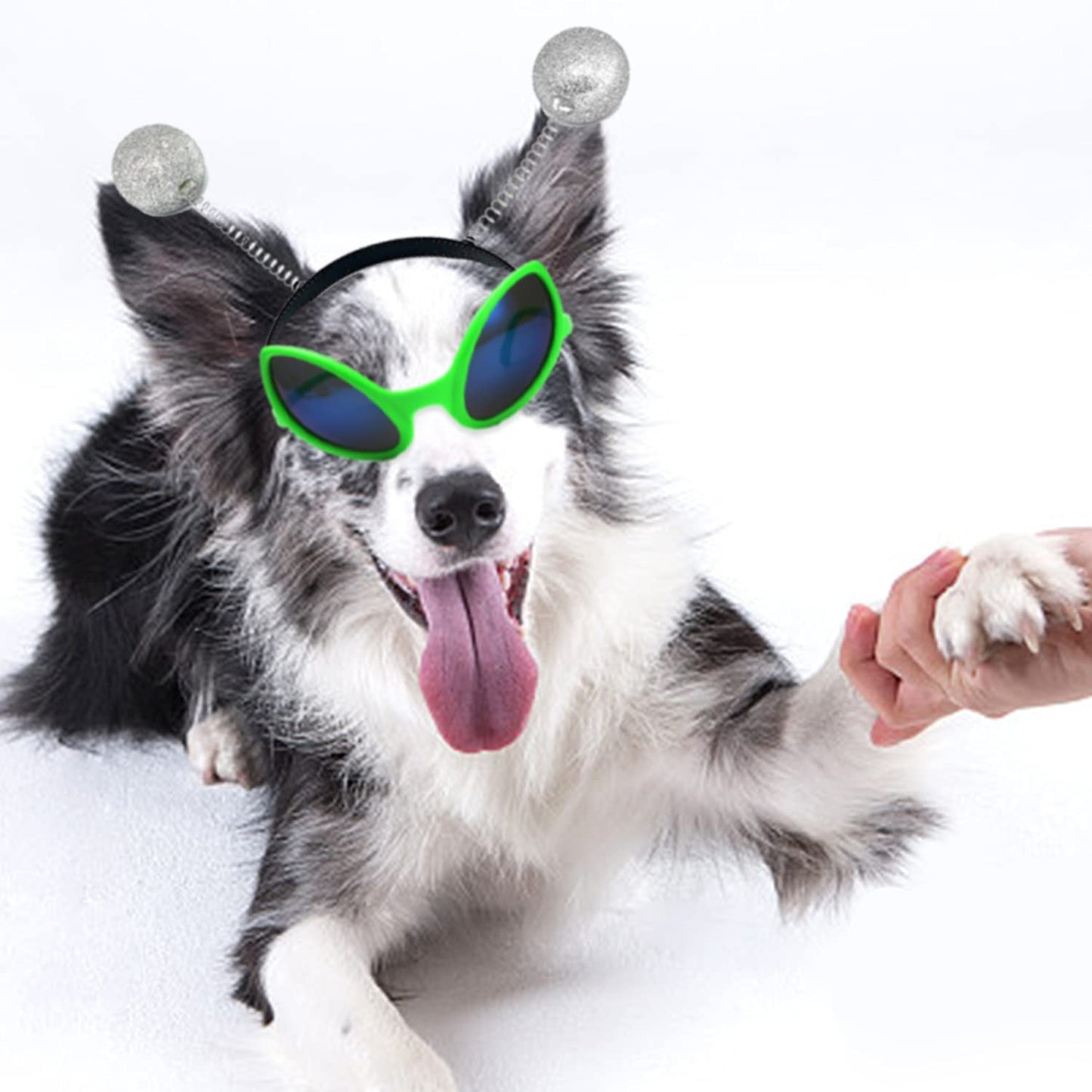 itechpanda 4 Pairs Green Plastic Alien Glasses, 4 Pieces Martian Antenna Headband Boppers Sunglasses Headbands for Fancy Dress Party Halloween Decoration Kids and Adults