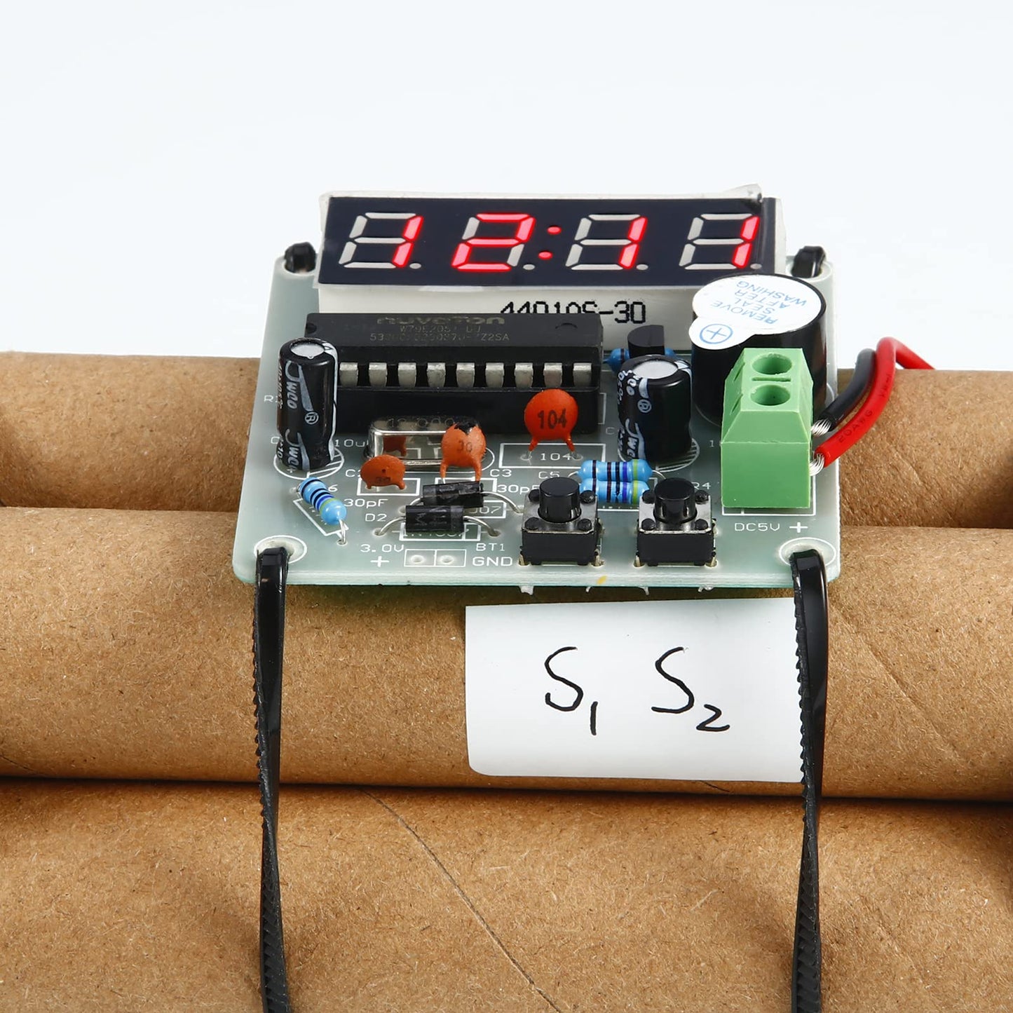 Realistic Fake Bomb Prop for Movies, Countdown Clock Timer Toy Bomb for Movie Prop, Fake Dynamite Stick Bomb Prop for Pranks, Halloween, Cosplay, Army Military Training, Party Decoration